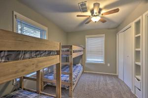 - une chambre avec 2 lits superposés et un ventilateur de plafond dans l'établissement Spacious Lake House Escape with Deck and Lake Views!, à Hodgen