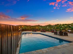 uma piscina no telhado de uma casa em MULHOLLAND HILLS RETREAT W/BEST VIEWS IN LA em Los Angeles