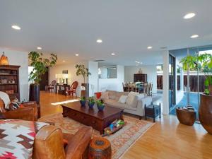 uma sala de estar com um sofá e uma mesa em MULHOLLAND HILLS RETREAT W/BEST VIEWS IN LA em Los Angeles