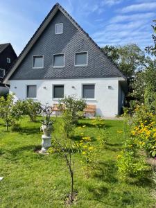 una casa con un jardín delante de ella en Ferienwohnung Plön am See en Plön