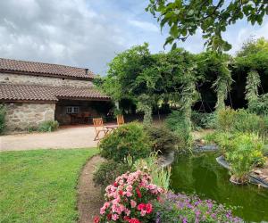 un giardino con panchina e laghetto fiorito di Casa do Crasto ad Amarante