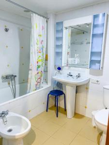 un bagno con lavandino, WC e specchio di Casa do Crasto ad Amarante