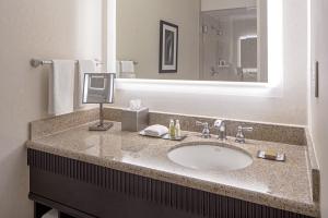 Koupelna v ubytování DoubleTree Suites by Hilton Minneapolis Downtown