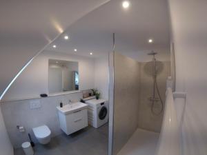 Un baño con lavabo, inodoro y ducha. en Ferienwohnung Plön am See, en Plön 25 fotos más