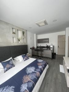 Edificio Lotus Loft في كالي: غرفة نوم بسرير كبير ومطبخ