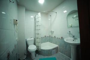 uma casa de banho com um WC, um lavatório e um chuveiro em Мы открылись! Hotel Guli em Bukhara