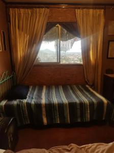 En eller flere senge i et værelse på Quiet cottage in a hill with great view not far to downtown