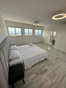 מיטה או מיטות בחדר ב-Mimosas Penthouse Marbella Cabopino