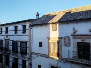 a white building with a window on the side of it at Balcón de Aguilar in Aguilar de la Frontera