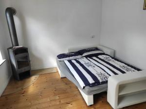 Ferienhaus Bieberhöhe في بلون: سرير في غرفة بها موقد خشب