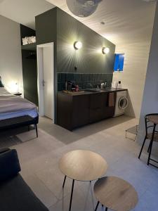 Zimmer mit einem Bett und einer Küche mit einem Waschbecken in der Unterkunft Sudurgata in Hafnarfjördur
