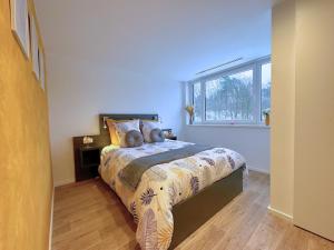 - une chambre avec un lit et une fenêtre dans l'établissement La forêt Enchantée - Cozy Immo, à Orschwiller