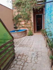 una scala che conduce a un edificio con piscina blu di Casa Topázio no Container dos Cristais a Delfinópolis