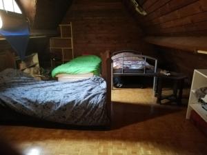 Zimmer mit 2 Etagenbetten im Dachgeschoss in der Unterkunft Grande maison au calme au cœur d un bois 11 personnes in Ferrières