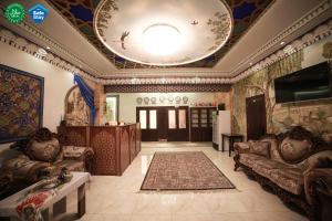 ブハラにあるМы открылись! Hotel Guliのリビングルーム(ソファ付)が備わります。