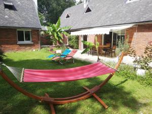 eine Hängematte im Hof eines Hauses in der Unterkunft Grande maison au calme au cœur d un bois 11 personnes in Ferrières