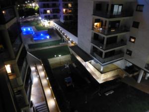 une vue aérienne sur un bâtiment la nuit dans l'établissement Relajate junto al mar en apartamento Cala Alta, à La Cala de Finestra