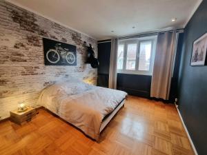 Postel nebo postele na pokoji v ubytování Gîte Le Garage - LOUVRE BOLLAERT