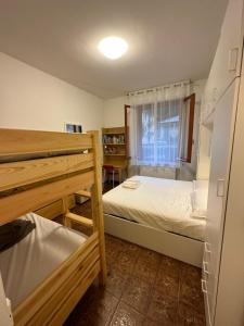una piccola camera con letto e finestra di Appartamento Rivarola Ulivo a Carasco