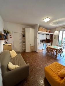 un soggiorno con divano e tavolo di Appartamento Rivarola Ulivo a Carasco