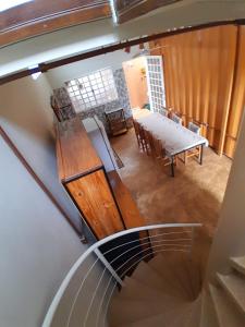 vista su una scala a chiocciola in una camera con tavolo di Casa Topázio no Container dos Cristais a Delfinópolis Altre 6 foto