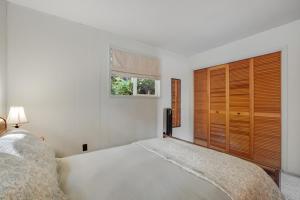 um quarto branco com uma cama e uma janela em Eagle's Nest em Brinnon
