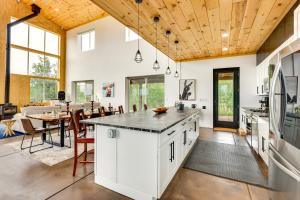 Kuchyň nebo kuchyňský kout v ubytování Colorado Retreat with Gas Grill and Mountain Views!