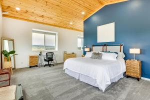 - une chambre avec un grand lit et des murs bleus dans l'établissement Colorado Retreat with Gas Grill and Mountain Views!, à Fairplay