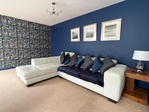 Prostor za sedenje u objektu 4 guests 2 bedroom flat monthly stay offer by Comfy Nest