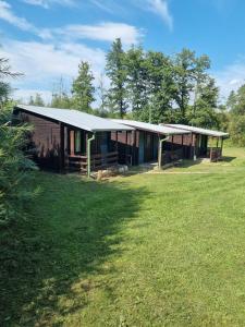 una casa con un campo de hierba delante de ella en Chatky Kempík, en Olbramkostel