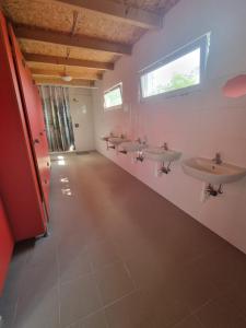 a bathroom with four sinks and a row of mirrors at Chatky Kempík in Olbramkostel