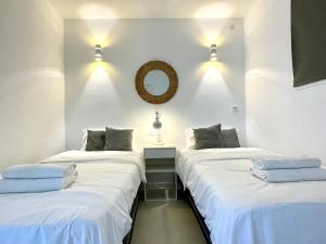 dos camas sentadas una al lado de la otra en una habitación en WHITE DREAM Near the Sea 3bed by Solrentspain, en Mijas Costa