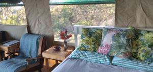 Postel nebo postele na pokoji v ubytování Trees&Seas - Getaway Glamping