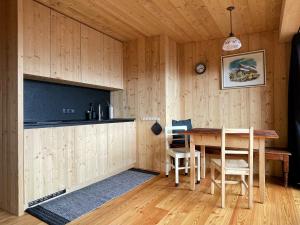 eine Küche und ein Esszimmer mit einem Tisch und Stühlen in der Unterkunft Schallerhof Sterzing - Deine Auszeit mit Ausblick in unseren Ferienwohnungen auf dem Bauernhof in Südtirol in Gossensaß