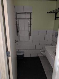 uma casa de banho com uma banheira, um WC e um lavatório. em The Oceanfront Hotel em Sointula