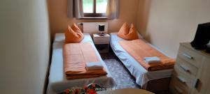 Letto o letti in una camera di motorest U KONĚ