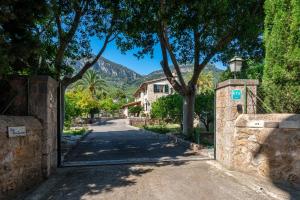 una strada in un villaggio con una casa e alberi di Sa Finqueta, Luxury Elegant Mansion with breathtaking views of Soller a Sóller
