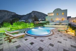 un cortile con piscina e una casa di Felicity Luxury Villas a Kamari