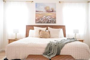 a bedroom with a large bed with two windows at Rustic Gold Retreat in Kanab