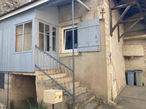 un edificio con scala che porta a una finestra di Maison de village a Audelange