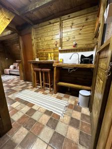 MunhozにあるPousada Pedra da Mata chalés na montanhaの木造キャビン内のキッチン(シンク付) +58枚の写真