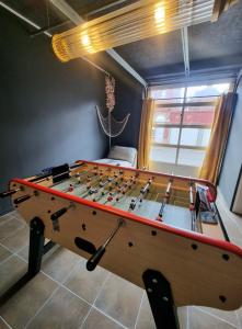 einen Tischfußball im Wohnzimmer mit in der Unterkunft Le Garage in Lens