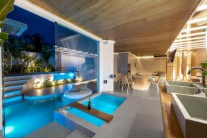 - une salle de bains avec une piscine dans une maison dans l'établissement Palácio Oásis, à Uberlândia