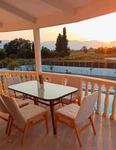 un tavolo e sedie su un balcone con vista di Villa Dianthus Zakynthos a Sarakinádhon