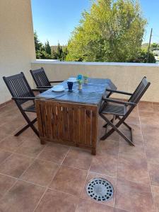 een tafel en 2 stoelen op een patio bij Apartamento puestas de sol in Chiclana de la Frontera