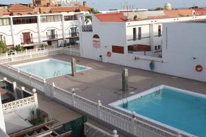 The swimming pool at or close to ROSET