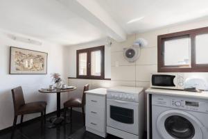 W kuchni znajduje się pralka i kuchenka mikrofalowa. w obiekcie Penthouse with terrace at the Old City w mieście Montevideo