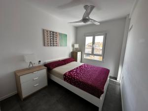 カンポアモールにあるAltos de Campoamorの小さなベッドルーム(ベッド1台、窓付)