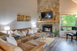 - un salon avec un canapé et une cheminée dans l'établissement Sapphire Valley Cabin with Private Mountain Views!, à Sapphire
