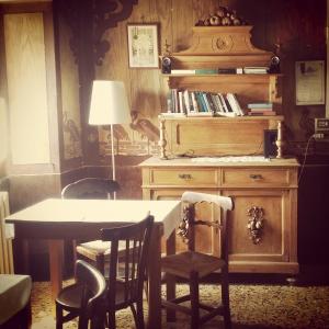 comedor con mesa, sillas y escritorio en Albergo del Ponte, en San Piero In Bagno